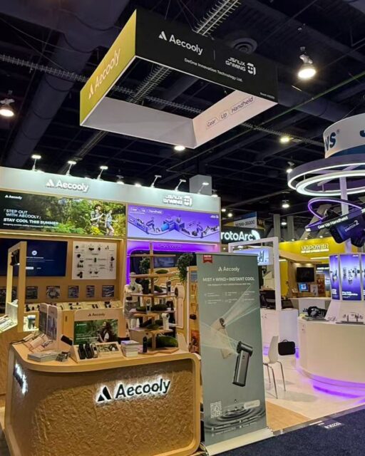 ✨ Aecooly 強勢登陸 CES 2026！✨

小編剛回到香港，上星期二出席了全球科技盛事——2026 年國際消費電子展（CES）於美國拉斯維加斯隆重舉行，一連四日匯聚頂尖創新力量。

Aecooly 攜多款最新家電及戶外產品驚豔亮相，包括次世代高速風扇、極具科技感的暖手器，以及戶外磁吸模組等創新設計，引領智能生活新風尚！🚀

作為全球最大、最具影響力的消費電子展，CES 一直是科技趨勢與頂尖產品的風向標。Aecooly 十分榮幸能在此向全球展示我們對產品品質、設計美學與未來生活體驗的獨特詮釋。🌍

現場更首度曝光即將在三個月內推出的次世代風扇設計🎨，將前瞻科技融入並配搭鮮明活潑的用色之中，造型亮眼，吸引全場目光！😍

#Aecooly #CES2026 #消費電子展 #科技生活 #創新家電 #次世代風扇